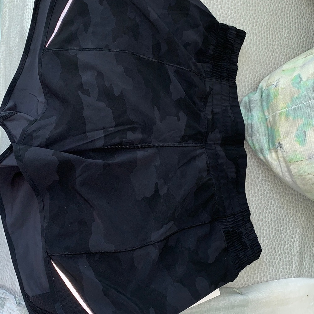 LULULEMON HOTTY HOT CAMO SHORT 4” Size 6